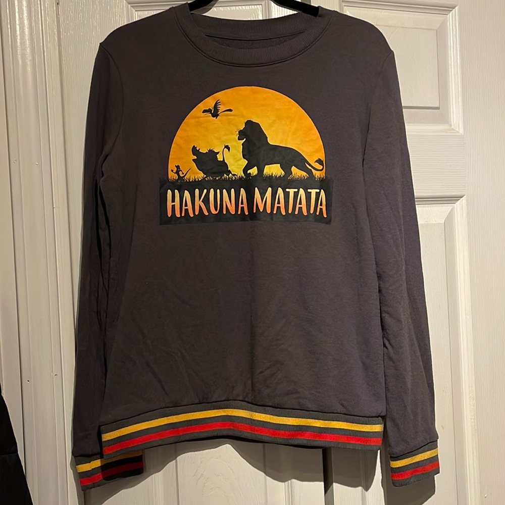 DISNEY Hakuna Matata long sleeve sweater in great condition Size M.